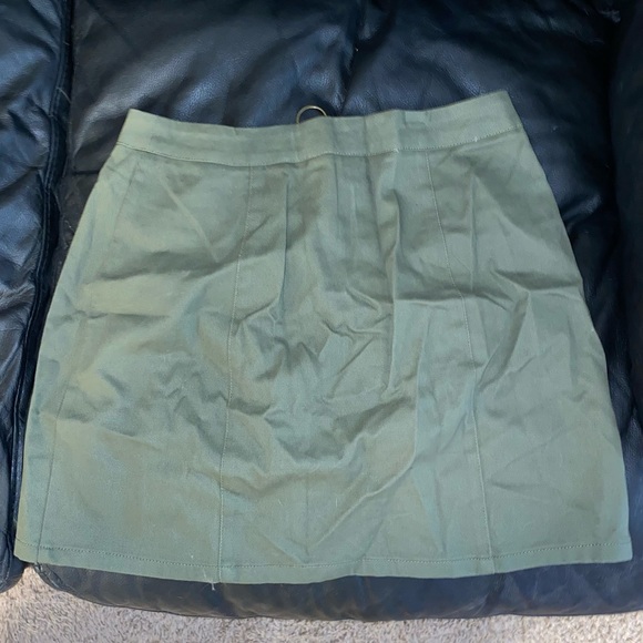 Olive skirt with gold accents - Picture 8 of 9